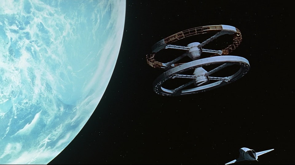 Ausschnitt aus Stanley Kubricks Film «2001 – A Space Odyssey» mit einer Raumstation im Erdorbit.