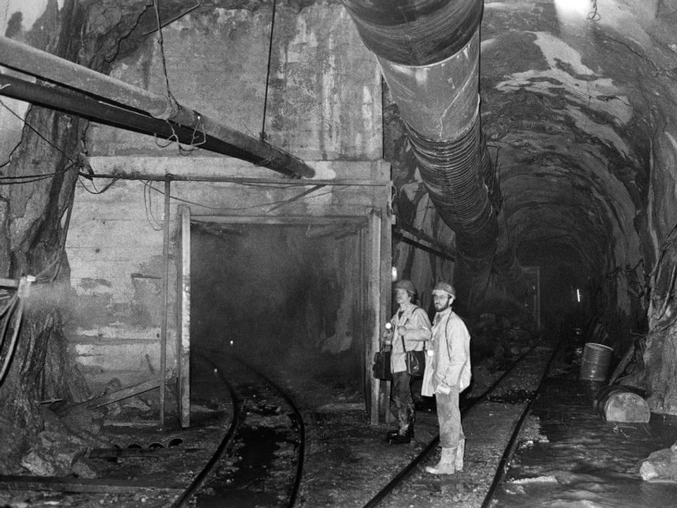 Zwei Arbeiter in der Tunnel-Baustelle mit Abzweigung