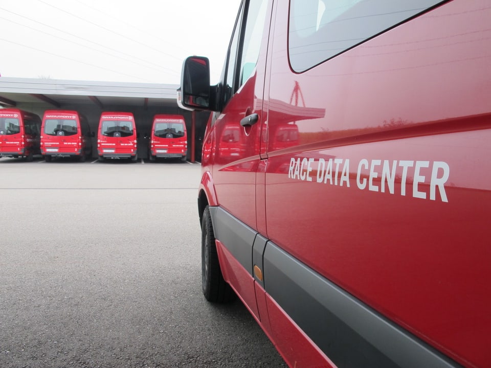 Der Fahrzeugpark der Datasport mit roten Autos.