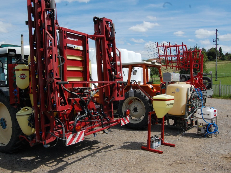 Zwei Traktoren, ausgerüstet für den Einsatz von Pflanzenschutzmittel.