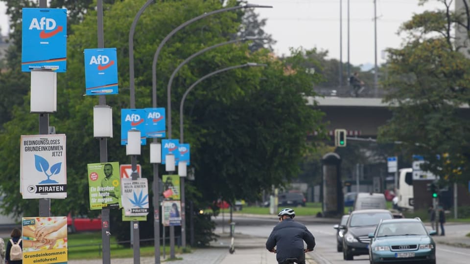 Wahlplakate hängen an Strassenlaternen in Sachsen.