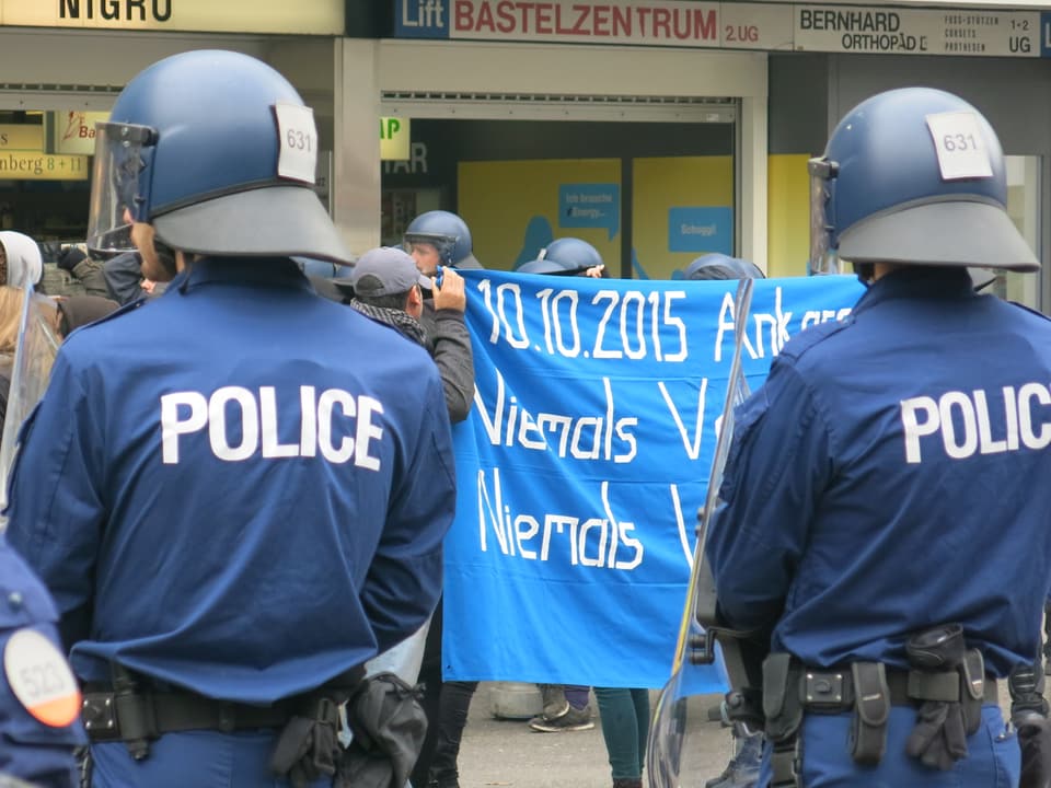 Polizisten und Demonstranten vor dem Bastelzentrum Bern.