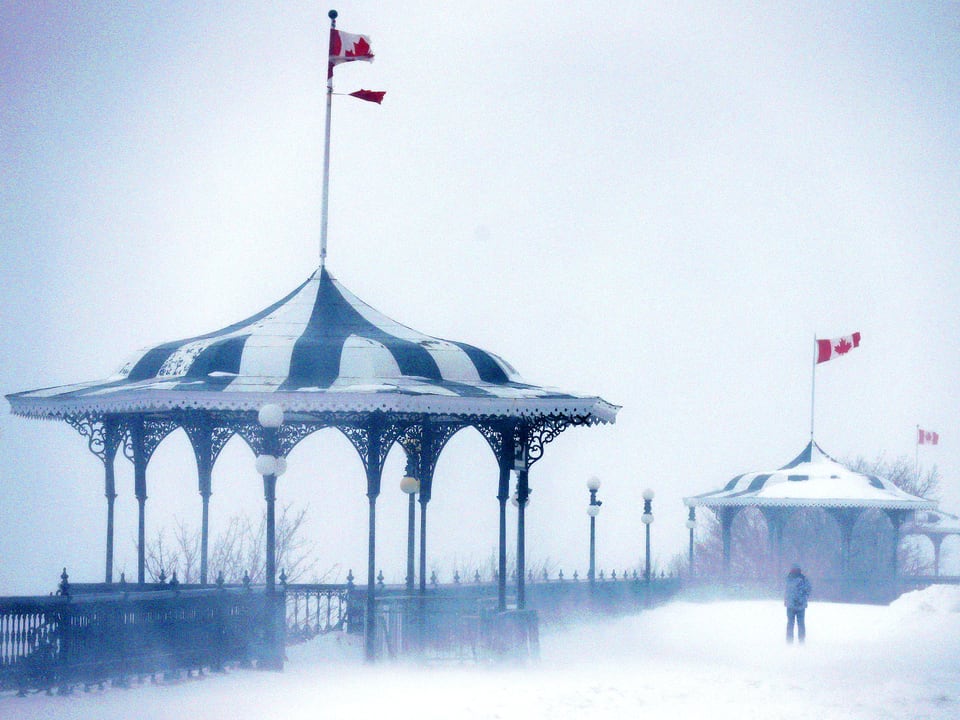An der Hafenpromenade in Quebec, den Tufferin-Terrassen, hat der Schneesturm eine eisige Haut über die Pavillons gelegt.