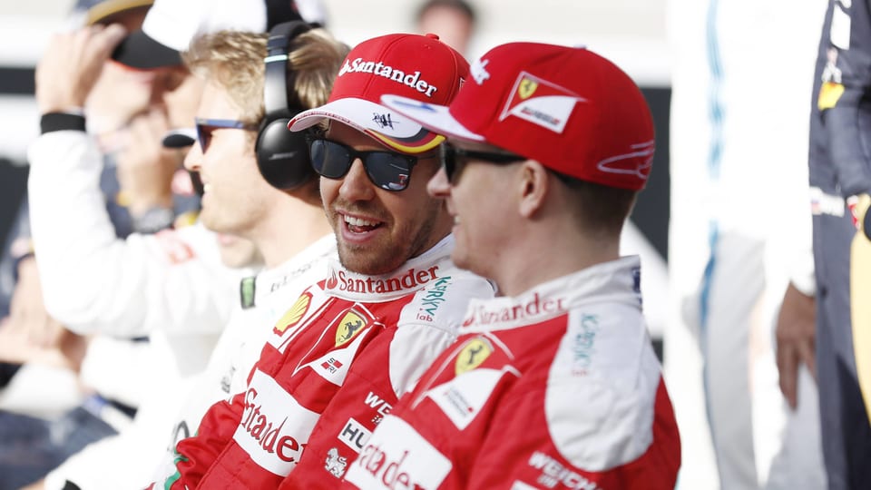 Vettel und Räikkänen diskutieren miteinander. Bild von 2016.