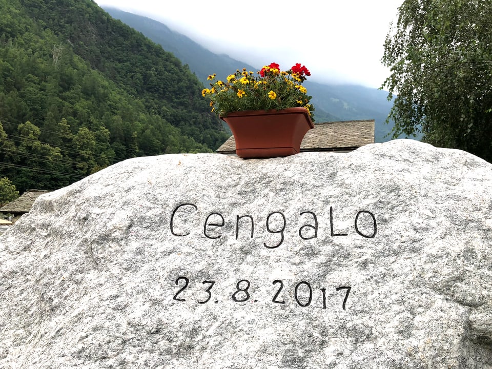 Inschrift in Stein: «Cengalo 23.8.2017