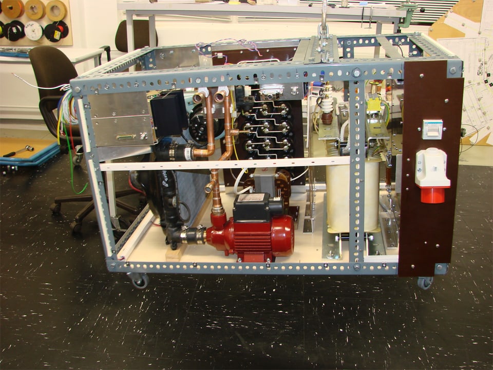 Ein Gerüst gefüllt mit elektronischen und technischen Bauteilen.