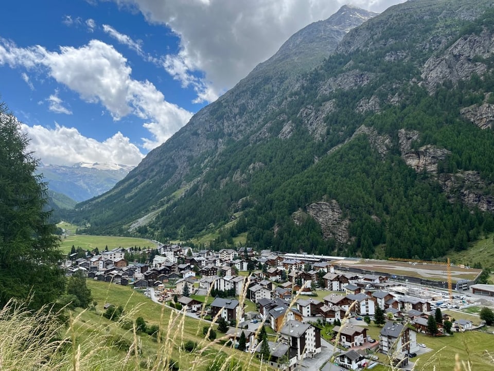 Das Walliser Dorf Täsch, fotografiert von einem nahe gelegenen Hügel.