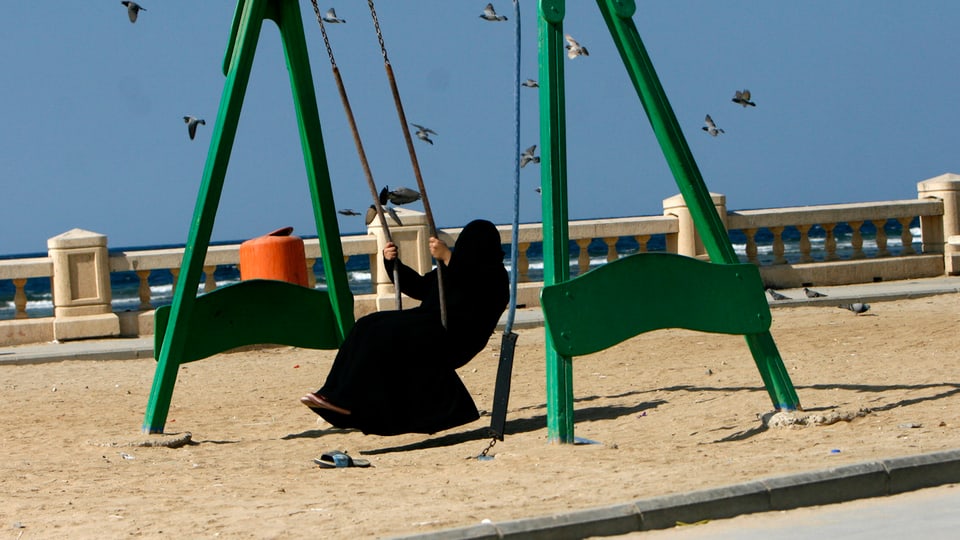 Schaukelnde Frau in Burka