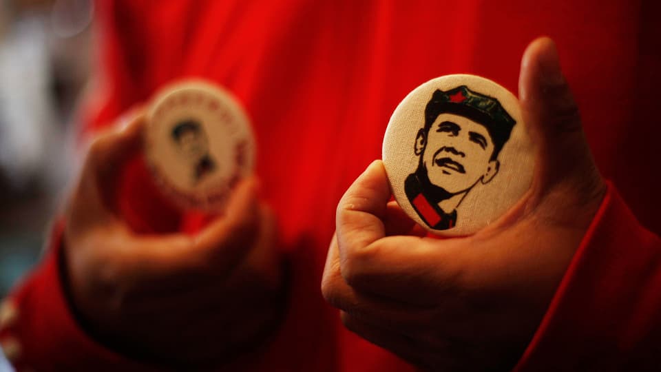 Ein Badge mit einem «Obamao», einer Mischung aus Mao und Obama, drauf.