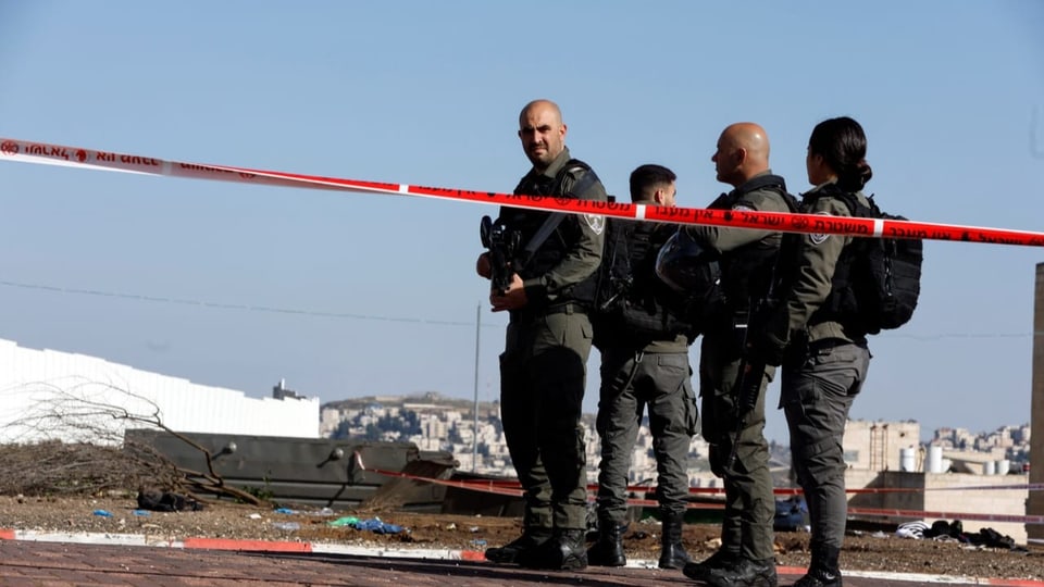 Israelische Grenzpolizisten sichern den Tatort eines mutmasslichen Rammangriffs in Jerusalem.