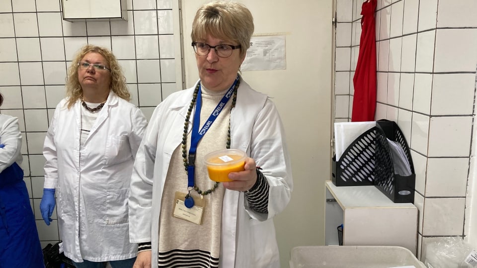Die Chefin des Labors in Sofia zeigt ein Früchtemus, das untersucht werden soll.