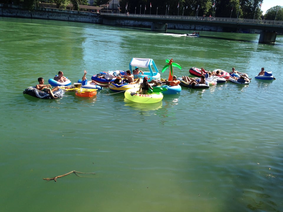Eine Gruppe Menschen lässt sich den Fluss hinuntertreiben