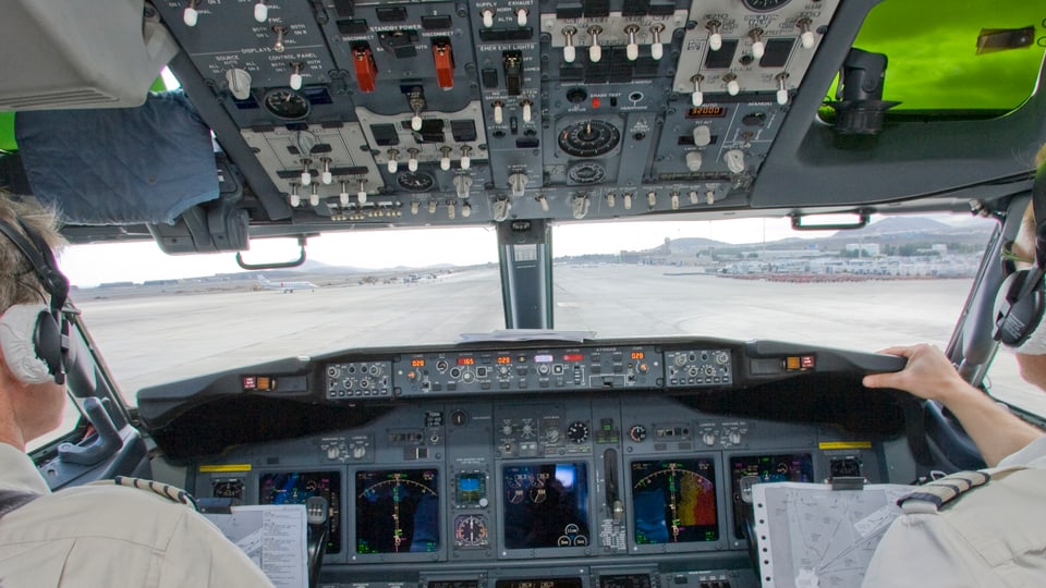 Ein Cockpit mit zwei Piloten. 