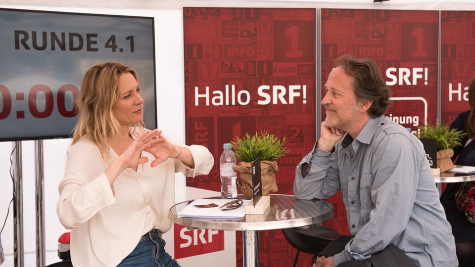 Ein Besucher im Speed Talk mit Eva Wannenmacher, Moderatorin «Kulturplatz».