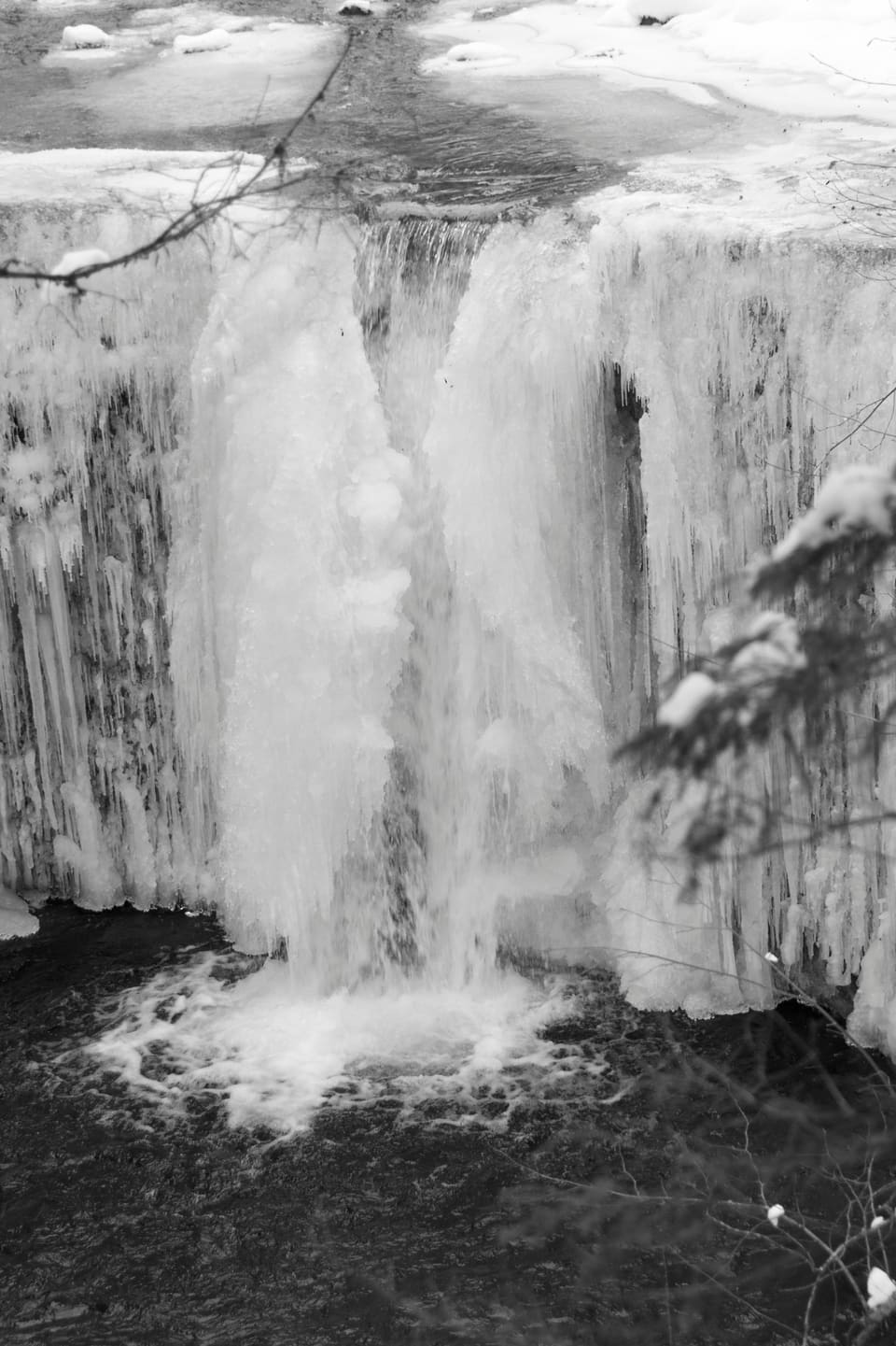 Ein Wasserfall der gefrorenes Wasser hat. 