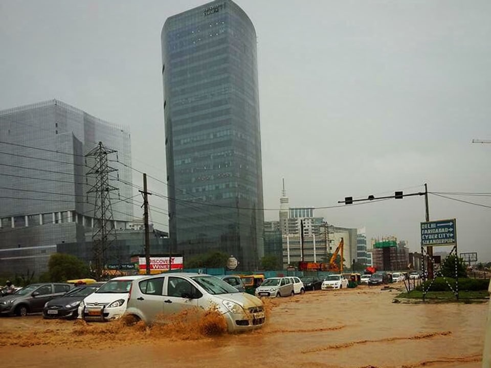 Autos in Hochwasser an einer Kreuzung.