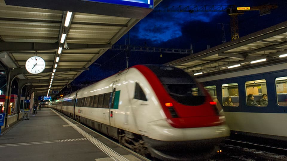 Ein SBB Neigezug fährt aus einem Bahnhof