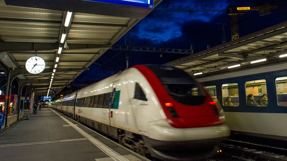 Ein SBB Neigezug fährt aus einem Bahnhof 