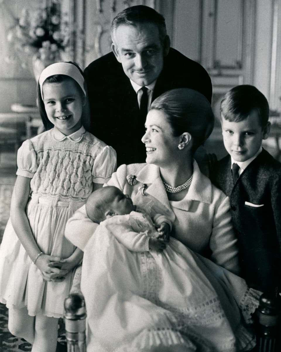 Die Familie posiert für den Fotografen und Fürstin Grace hält Baby Stephanie auf dem Arm. 