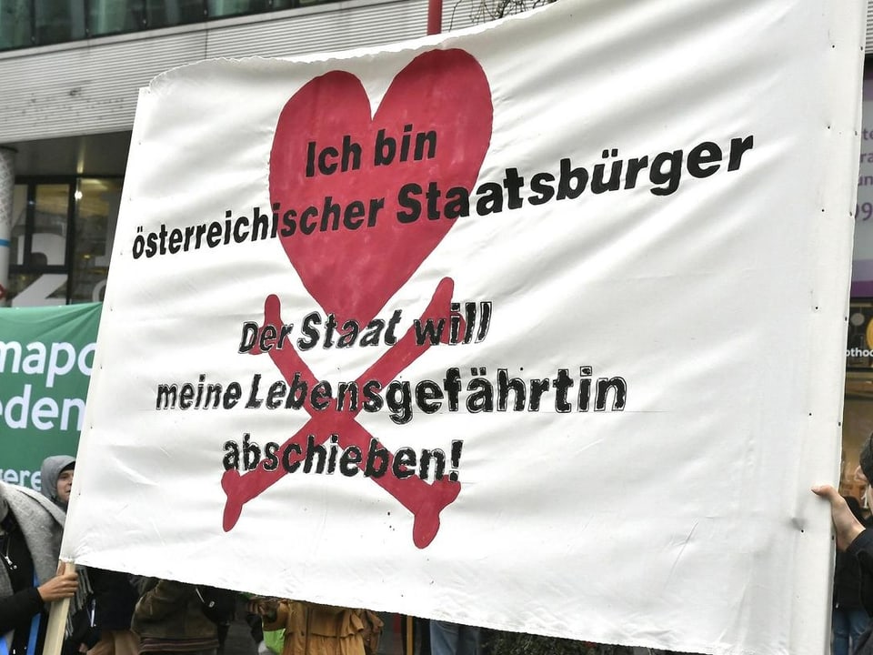 Slogan: «Ich bin österreichischer Staatsbürger. Der Staat will meine Lebensgefährtin abschieben.»