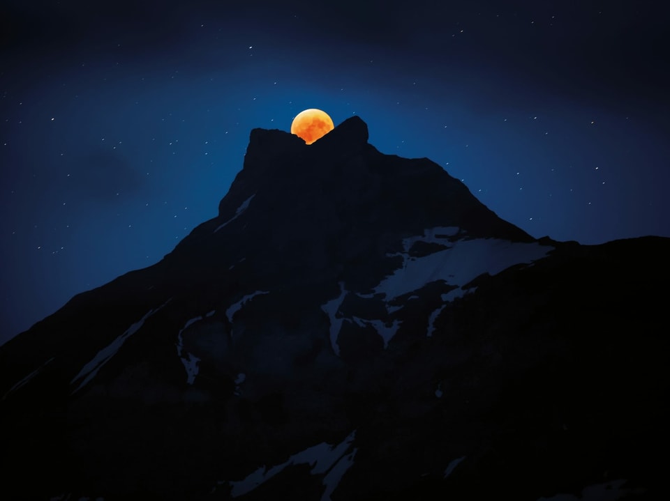 Berg mit Mond