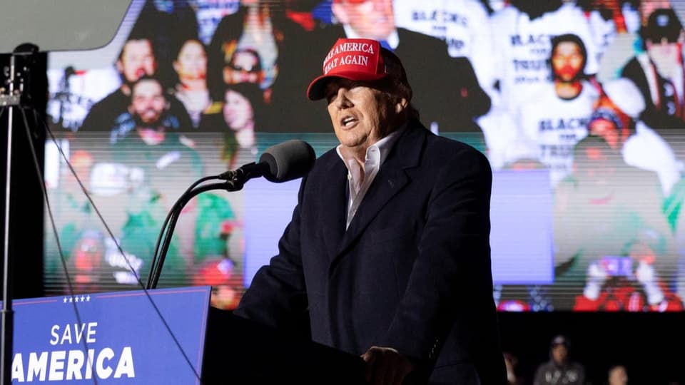Donald Trump spricht in ein Mikrofon einer Menschenmenge in Arizona zu.