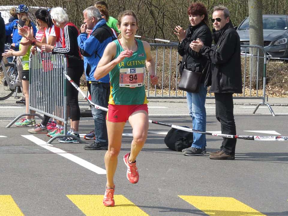 Die Läuferin Yvonne Kägi rennt an der Strassen-SM 2017 in Oensingen.