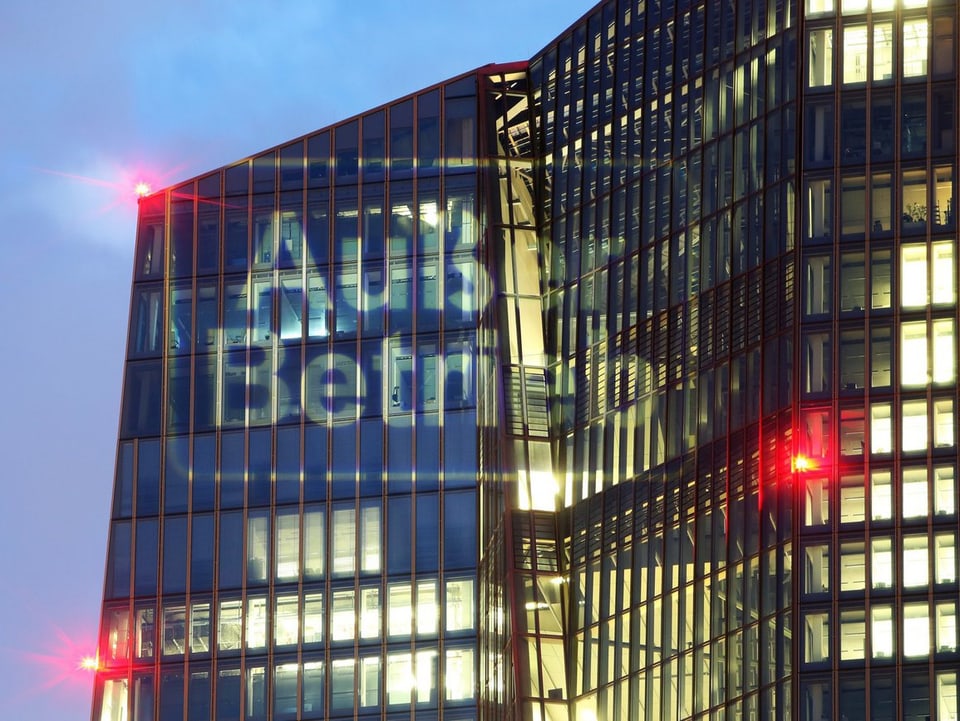 Auf den Turn des Hauptsitzes der Europäischen Zentralbank ist der Schriftzug «Ausser Betrieb» projiziert..