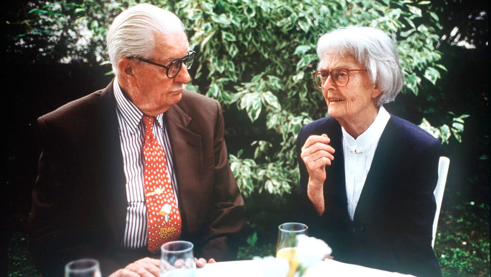 Zeichner Carl Barks mit seiner deutschen Übersetzerin Dr. Erika Fuchs.