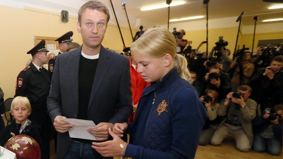 Oppositionspolitiker Navalny mit seinen Kindern bei der Stimmabgabe zu den Bürgermeisterwahlen in Moskau.