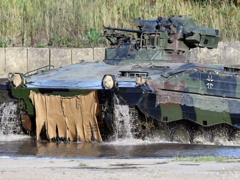 Ein Marder-Schützenpanzer der Bundeswehr während einer Übung 2018. 