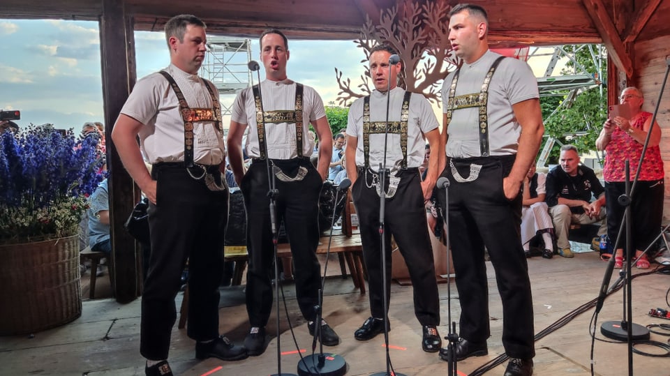 Vier Männer singen in der Appenzeller-Tracht. 