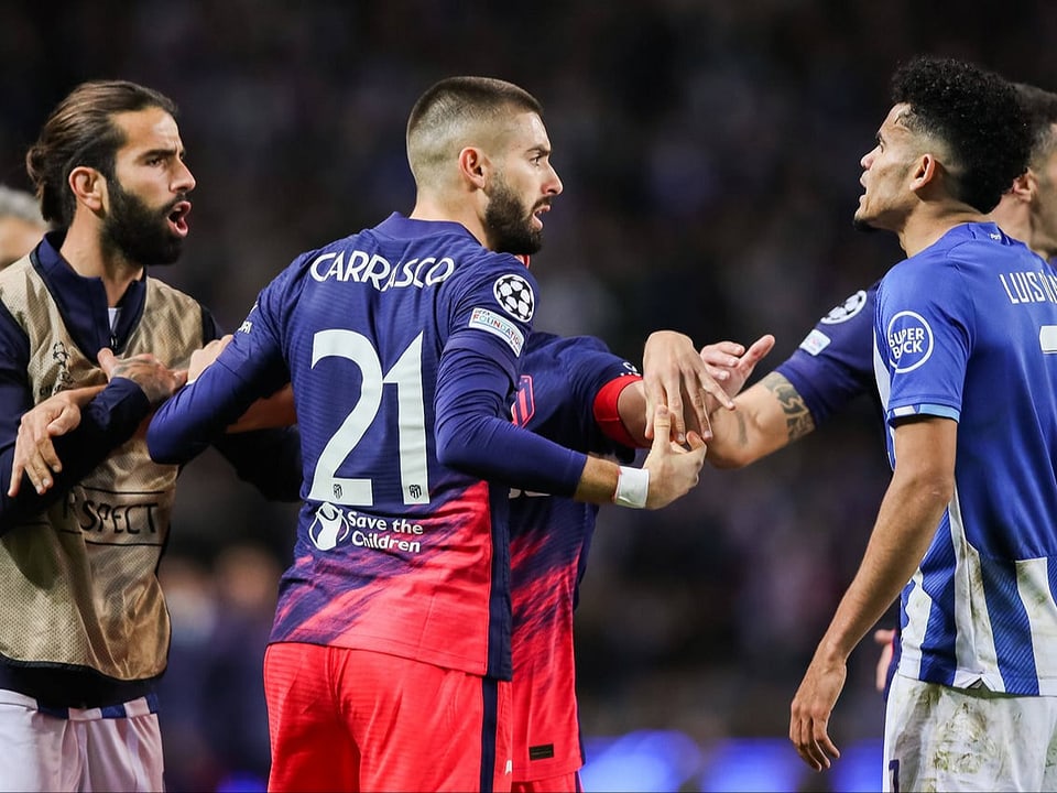 Stand einmal im Mittelpunkt Atleticos Yannick Carrasco kassierte die rote Karte.