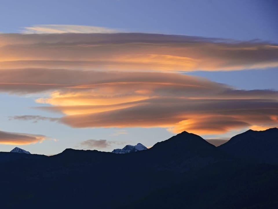 Spiez/BE Linsenförmige Wolken über den Alpen.