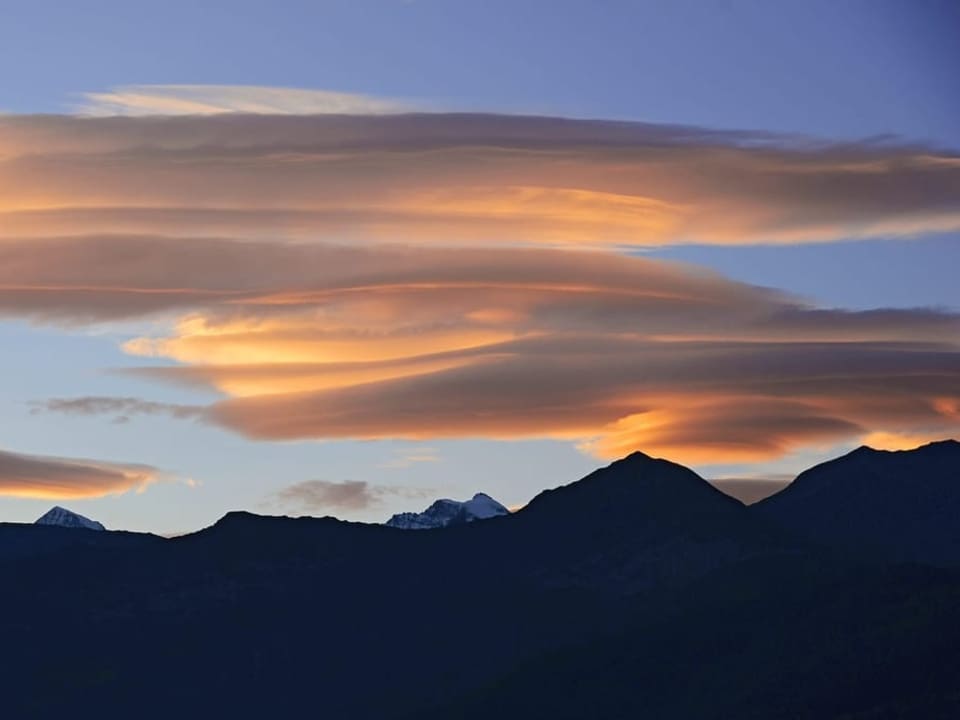 Linsenförmige Wolken über den Alpen.