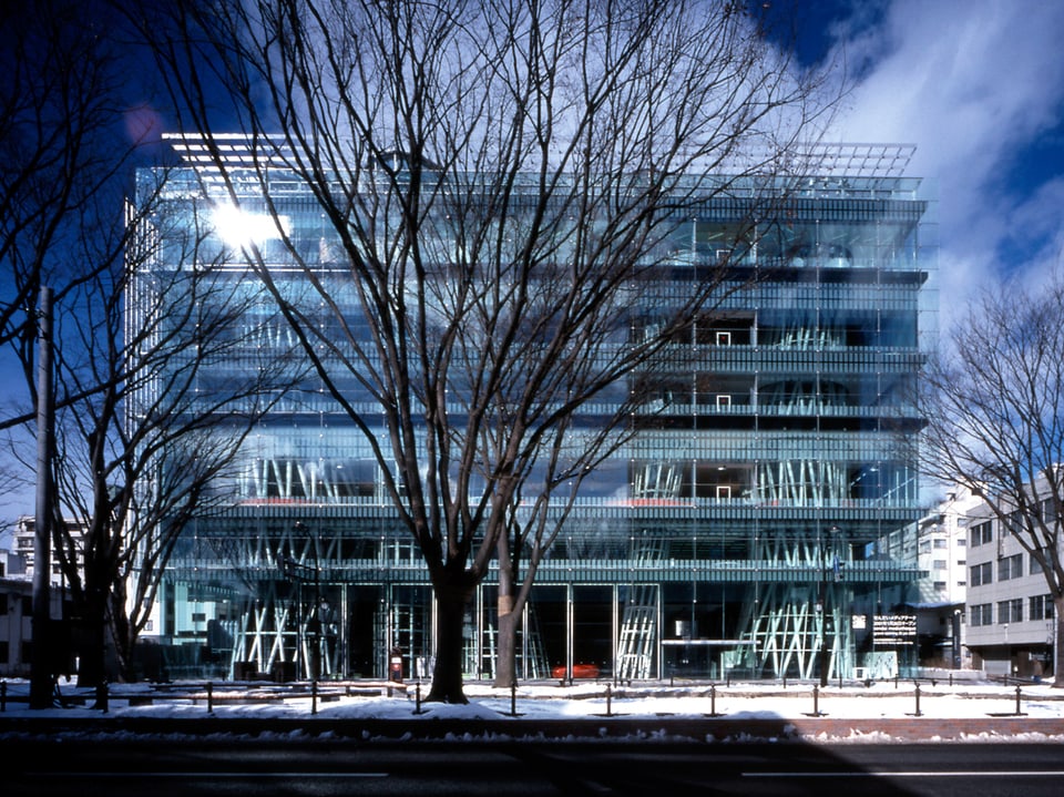 Die Sendai Mediatheque, ein mehrstöckiger Kubus aus hellblauem Glas.