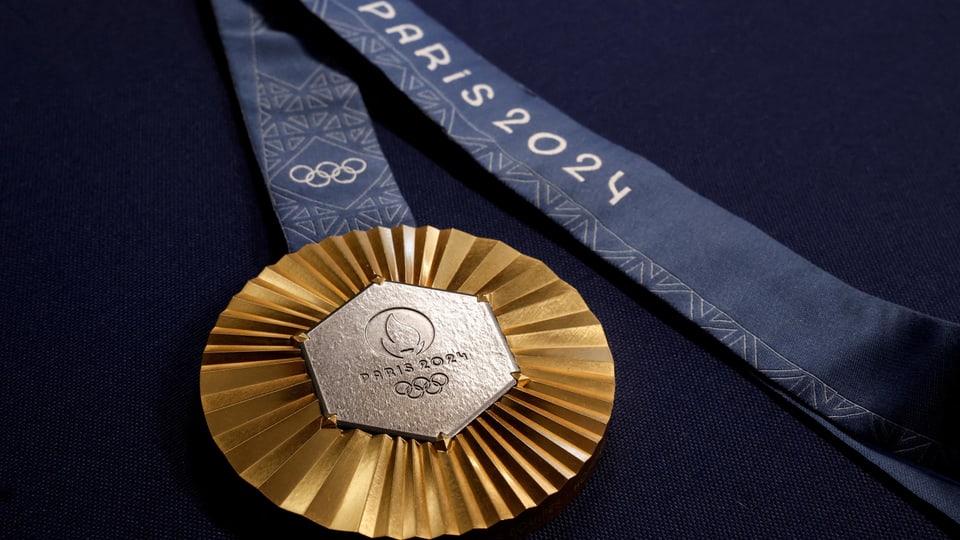 Eine Goldmedaille der Olympischen Spiele 2024 in Paris ist bei Chaumet Jewellery ausgestellt.
