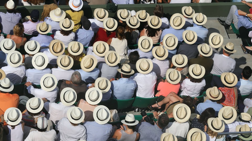Eine mit Strohhüten bedeckte Zuschauermenge an den French Open.