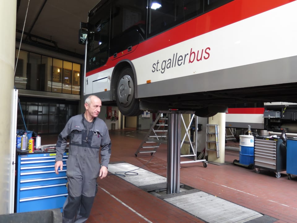 Der Werkstattchef Erwin Benz läuft zum Bus.