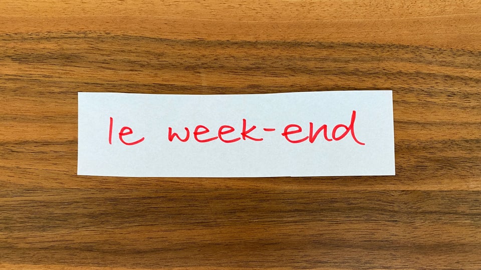 Rot auf weissem Papier steht: le week-end.
