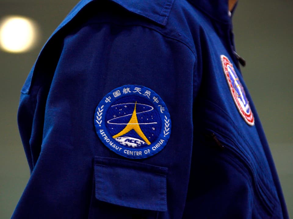 Ärmel einer chinesischen Astronauten-Uniform mit Emblem.