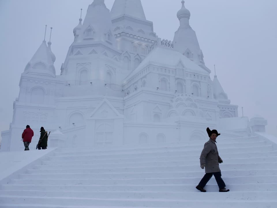 Menschen auf Treppe vor Palast aus Eis