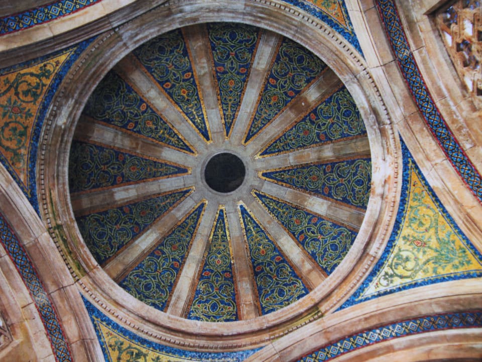 Kuppel des Mausoleums mit buntem Mosaik