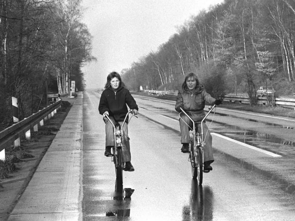 Und auch in Deutschland standen die Autos still. Im Bild: Velofahrer auf der Autobahn bei Düsseldorf, 25. November 1973.