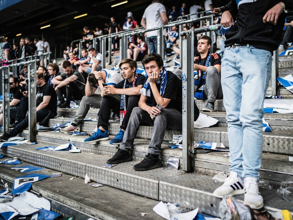 Viele HSV-Fans bleiben nach dem Abpfiff noch im Stadion und hadern mit dem Schicksal.