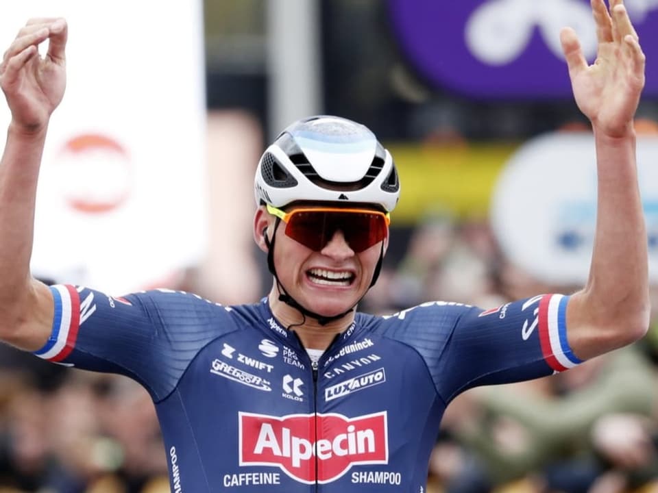 Er kann die Arme als Erster hochreissen Mathieu van der Poel jubelt bei der Zieldurchfahr