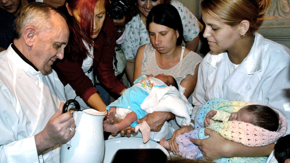 Jorge Bergoglio wäscht Babies die Füsse.