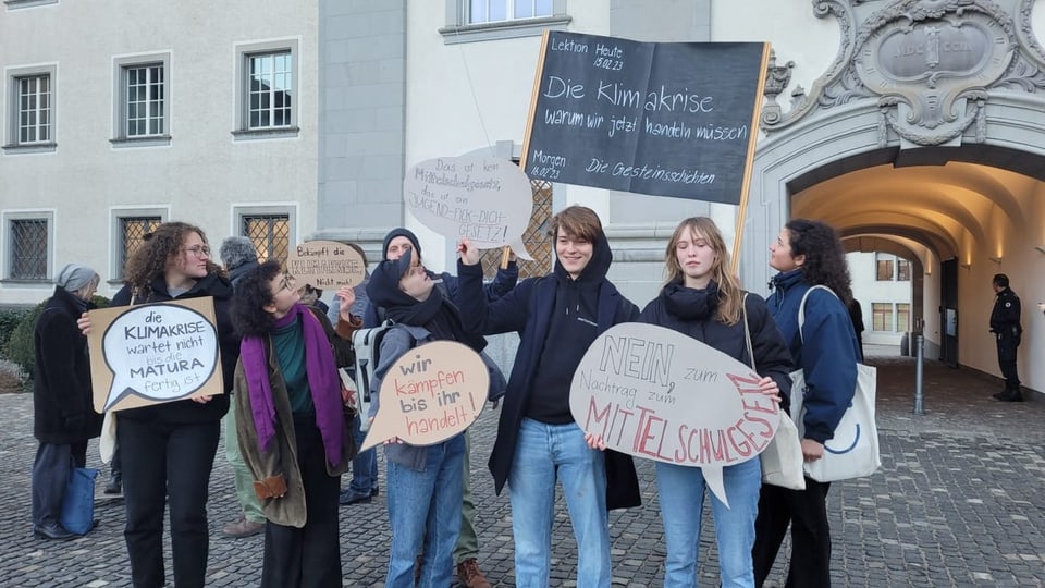 Klimademonstrantinnen vor dem St. Galler Regierungsgebäude