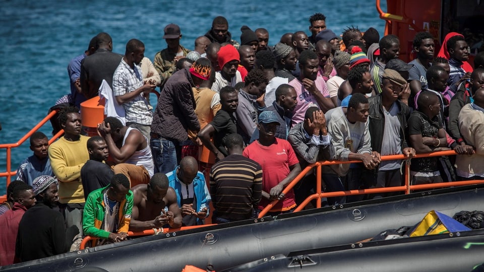 Migranten auf einem Schiff.
