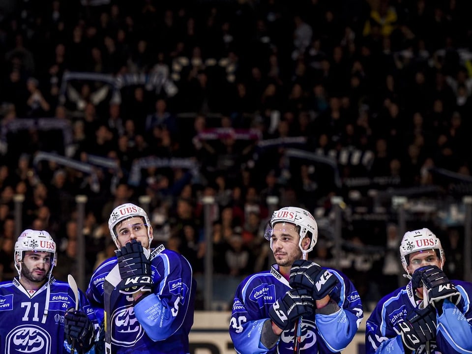 Eishockey-Spieler schauen enttäuscht